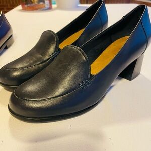 Trotters Black Leather Loafer Heels Size 7.5W Wide Comfort Block Heel 🖤